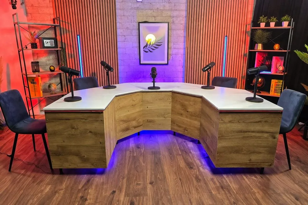 Décors Table Pro — studio podcast vidéo EndekaMedia Houilles
