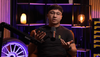 studio podcast fauteuil micro shure 4K cosy